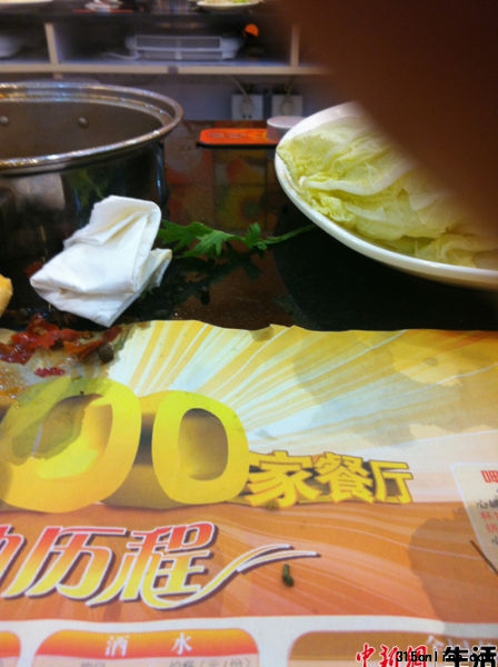 在北京海淀圣熙8号呷哺呷哺连锁餐饮店里,消费者吃出了活青虫。(图为食客手机拍照)