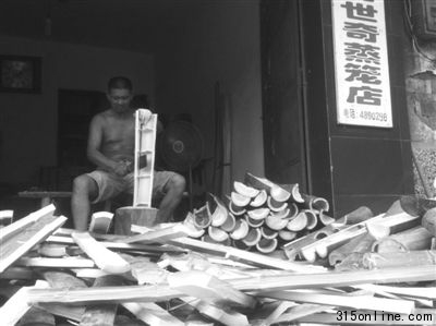 江镇一个蒸笼作坊,工人正在工作。在外做包子的老乡所用的“香精”和“蒸笼”都要从家乡快递,一个电话就可以发货。本报记者 尹亚飞 摄