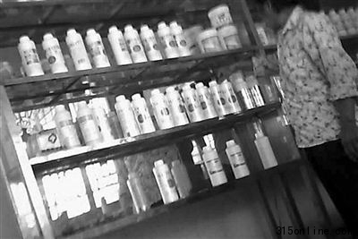 9月17日,江镇的一家香精专卖店内货架上摆满各种香精,用于做包子和馒头等面食。本版摄影/本报记者 尹亚飞