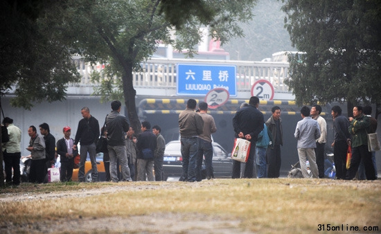 昨日,六里桥西北角的非法劳务市场,依然聚集着大量等活的“民工”。此前记者暗访时,近百名民工涉嫌有组织敲诈工地敛财。 本报记者 杨杰 摄 昨日,六里桥西北角的非法劳务市场,依然聚集着大量等活的“民工”。此前记者暗访时,近百名民工涉嫌有组织敲诈工地敛财。 本报记者 杨杰 摄