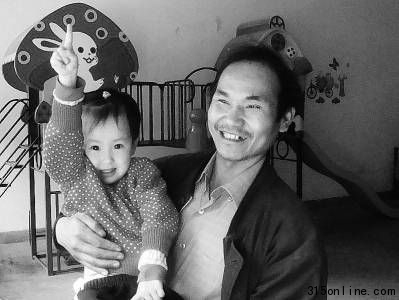 男子创办免费幼儿园靠搬水泥做苦力赚钱支撑(图)