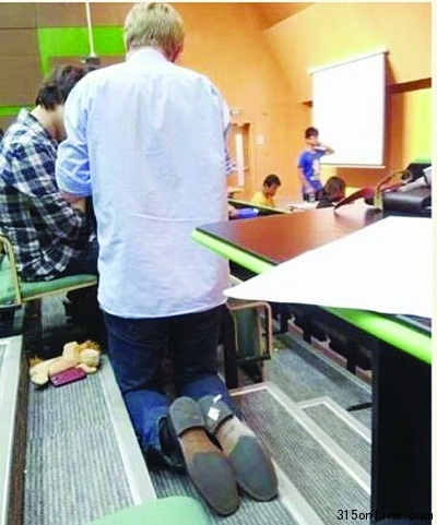 高校外教跪着为学生讲题获赞“最敬业”(图)