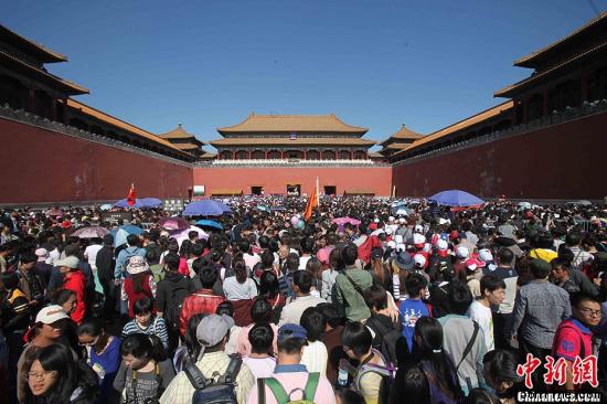点图查看下一页 十一长假百态:游客观“人海”白领忙出逃(图)(2)
