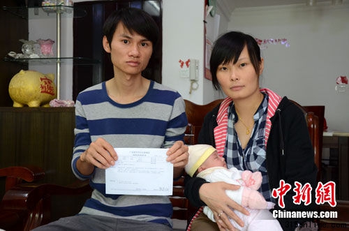 孩子的父母担心孩子身体将来会受影响。李凌 摄