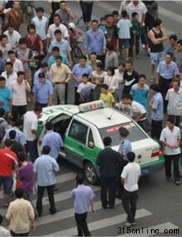 多个路段交通陷入瘫痪。网友 图 多个路段交通陷入瘫痪。网友 图