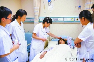 怕冷美女夏天穿保暖衣冬天彻底变“粽子”(图)