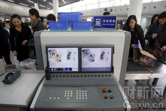 2010年3月16日，在上海一地铁站入口处，乘客们将随身携带的物品放入X光检测仪内进行安检。 翁磊 / 东方IC