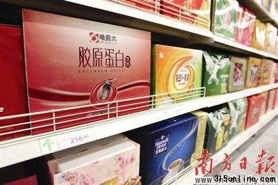 清远市区的超市和药店货架上都不难发现胶原蛋白产品。(原文配图)
