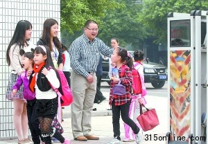 校长三年坚持校门迎学生有人质疑作秀有人赞