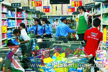 10日,渝北区,工商执法人员在沃尔玛超市冉家坝店进行督导和检查。 记者 欧阳祖兵 摄 10日,渝北区,工商执法人员在沃尔玛超市冉家坝店进行督导和检查。 记者 欧阳祖兵 摄