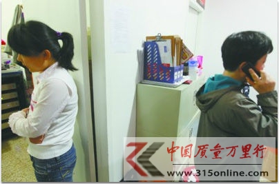 昨日,消费者王女士(左)来到北京华联超市沈阳五里河店,与超市方面的负责人(右)进行沟通,但仍无结果。 记者 吴怀宇 摄