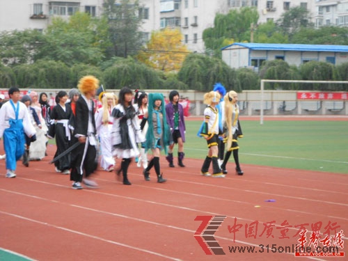 点图查看下一页 网爆沈阳一中学学生着侵华日军军服参加运动会(图)(4)