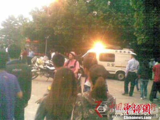 轿车闯入一高校撞伤7名学生司机已被控制(图)