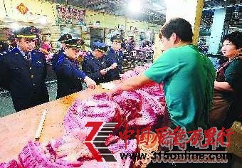 20日凌晨,工商人员对七里堡市场销售生猪肉的用户进行突击检查。 本报记者 邱志强 摄 20日凌晨,工商人员对七里堡市场销售生猪肉的用户进行突击检查。 本报记者 邱志强 摄