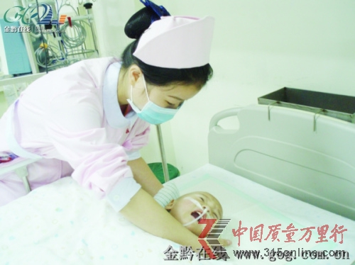 2岁半女婴脏器全长反入院六天被养父母抛弃(图)