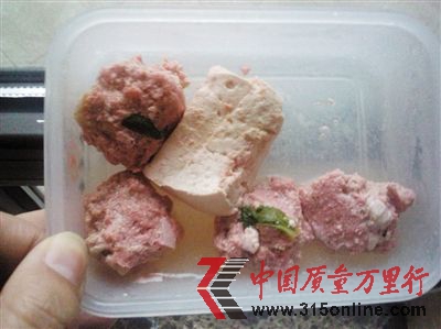 胡先生称,添加了“日落黄”的瘦肉馅,做成丸子后,变成了红色。转自新京报。