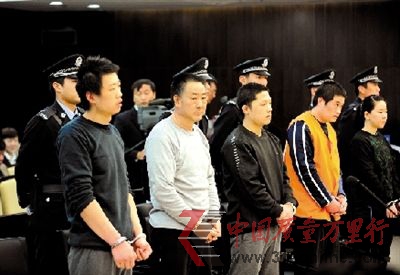“黑心烤鸭”制销团队受审。本报记者 范继文 摄