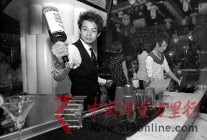 上海一酒吧内一位调酒师在为顾客调制鸡尾酒。 新华社记者 凡军/摄