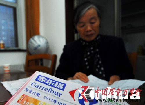 10月24日,汪毓兰在整理着家乐福诬陷她的证据。新华社记者 肖艺九 摄