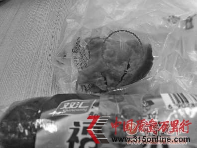 图为带猪皮的鸡肉肠。记者 牟张涛 摄