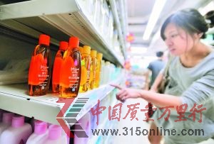 广州某超市里销售的强生婴儿柔润洗发精200毫升装,该产品含有会释放甲醛的季铵盐-15成分。