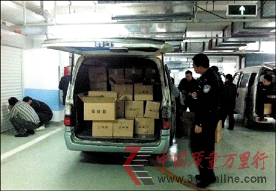 <b>▲警方在地下车库内拦截了送货车辆。</b> <b>▲警方在地下车库内拦截了送货车辆。</b>