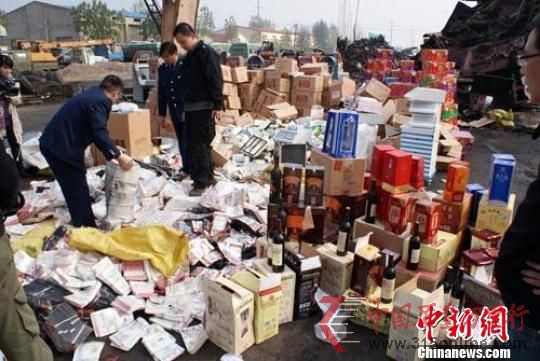 警方集中销毁假冒伪劣商品现场 朱志庚摄