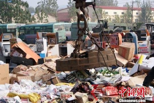 警方集中销毁假冒伪劣商品现场 朱志庚摄
