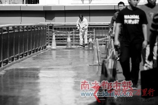 2011年11月1日上午,深盐路的马庙人行天桥正在进行维修。南都记者赵炎雄/摄