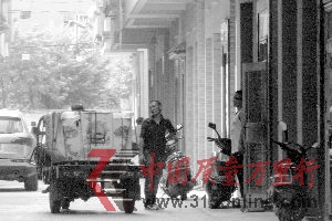 11月1日,一辆三轮摩托车将一台赌博机外壳运送到蔡三新村的一家加工仓库。 11月1日,一辆三轮摩托车将一台赌博机外壳运送到蔡三新村的一家加工仓库。