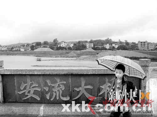 ■在五华县安流镇上,也存在到处采沙现象,甚至在安流大桥两侧采沙。周达标/摄