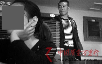 10月29日,苏州街一家咖啡厅,中介人员忙活见面会。 10月29日,苏州街一家咖啡厅,中介人员忙活见面会。
