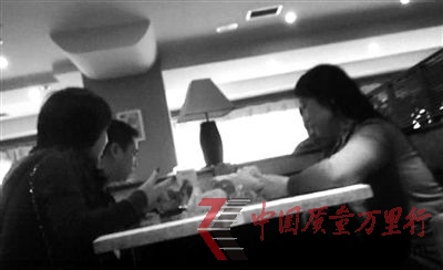 中介人员正在与一桌客户交谈,帮助选取中意的卵源。 中介人员正在与一桌客户交谈,帮助选取中意的卵源。