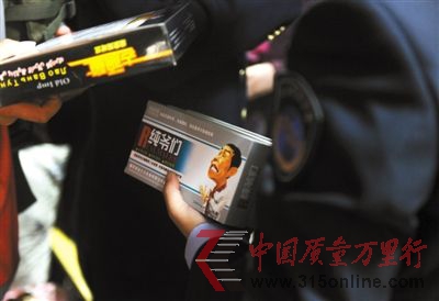 10月27日,新街口一家成人用品店,药监人员正在检查销售的性保健品。