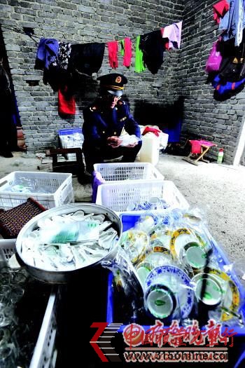 工商人员查处没收相关物品。 本报记者 徐延春 摄