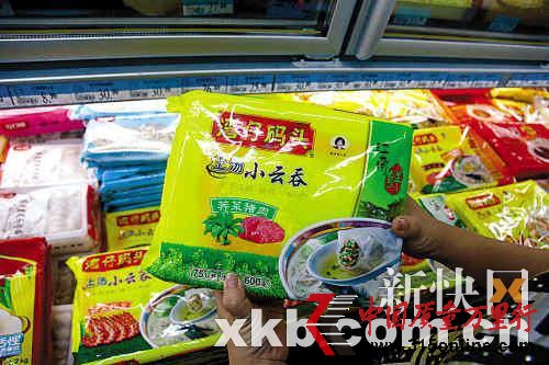 ■部分“问题食品”在广州各超市仍有售。新快报记者 王飞/摄 ■部分“问题食品”在广州各超市仍有售。新快报记者 王飞/摄