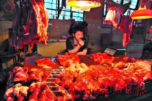 猪肉批发价连跌,但许多市民称感觉不到肉价下降。 记者王燕摄 猪肉批发价连跌,但许多市民称感觉不到肉价下降。 记者王燕摄