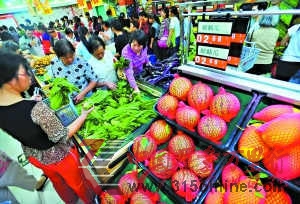 白云区新供销丰兴超市嘉禾店开业,市民挑选平价农产品。记者王燕摄 白云区新供销丰兴超市嘉禾店开业,市民挑选平价农产品。记者王燕摄
