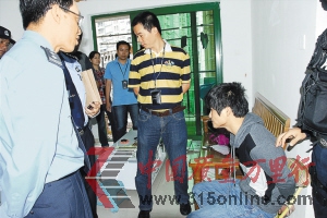 上图:警方在窝点抓获负责带货发货的“水客”。 上图:警方在窝点抓获负责带货发货的“水客”。