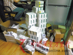 下图:警方现场查获假药37795粒,涉案金额约4700万元。 下图:警方现场查获假药37795粒,涉案金额约4700万元。