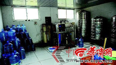 “鑫雨”纯净水生产厂房里,一台过滤设备就是整个纯净水的生产线。本报记者 赵雄韬/摄 “鑫雨”纯净水生产厂房里,一台过滤设备就是整个纯净水的生产线。本报记者 赵雄韬/摄