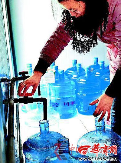 昨日上午,在“临潼雨金供水工程”院内,纯净水生产厂房里一名工人通过水龙头接水,她说,这纯净水通过了三道过滤。本报记者 赵雄韬/摄 昨日上午,在“临潼雨金供水工程”院内,纯净水生产厂房里一名工人通过水龙头接水,她说,这纯净水通过了三道过滤。本报记者 赵雄韬/摄