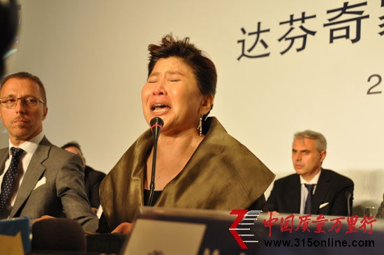 7月13日新闻发布会现场,达芬奇总经理潘庄秀华声泪俱下。(资料图)