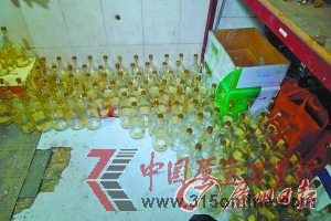 窝点内查获的空洋酒瓶。 窝点内查获的空洋酒瓶。