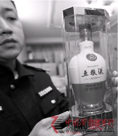 勾兑出一瓶500ML的假“水晶五粮液”成本只要46元。图/记者韩敬宇