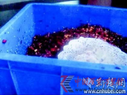 图为:客人吃剩下的辣椒被回收