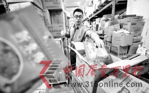 中环世纪联华店工作人员上午已将所有新东阳肉松下架封存 本报记者 孙中钦 摄