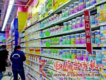 7日,在济南一家大型超市的进口奶粉区,无明治奶粉在售。 马云云 摄