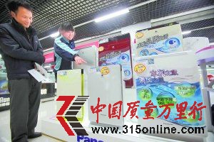 近日,(市场上的空气净化器、竹炭防尘口罩等出现热销。图为一家电器卖场的导购员在介绍空气净化器。东方IC供图