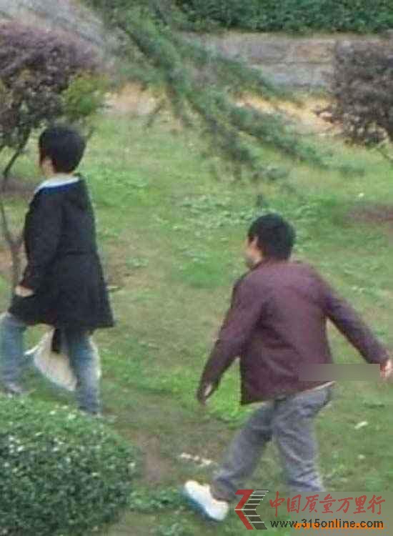 实拍大学生情侣钻草丛打野战全程(组图)